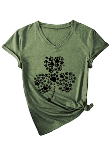 Détail du motif de trèfle à empreintes de pattes sur un t-shirt vert olive à col en V