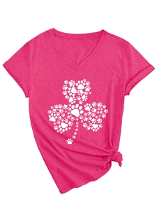 Détail du t-shirt rose col en V avec motif trèfle en empreintes de pattes et nœud à la taille