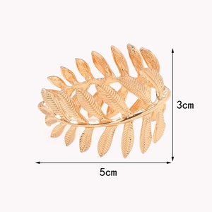 Rond de serviette doré en forme de feuille avec texture plume, décor de table 5x3 cm