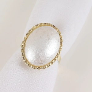 Eleganter goldener Serviettenring mit Perlglanz und strukturierter Metallkante