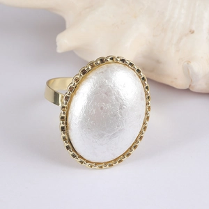 Eleganter goldener Serviettenring, oval mit Perlen-Struktur und perliertem Metallrand