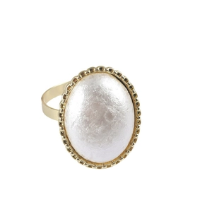 Eleganter goldener Serviettenring mit gehämmerter Metallstruktur und ovaler Perle