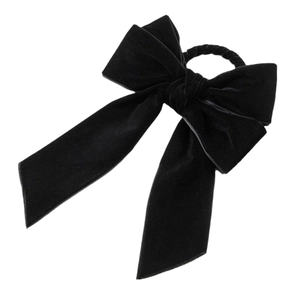 Elegante lazo para el pelo de terciopelo negro con cintas largas sobre fondo blanco