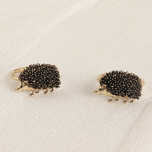 Détail macro de ronds de serviette hérisson dorés aux textures d'épines noires précises