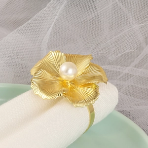 Rond de serviette fleur dorée avec perle pour décoration de table de fête élégante