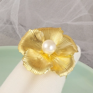 Rond de serviette fleur dorée avec perle synthétique sur serviette blanche