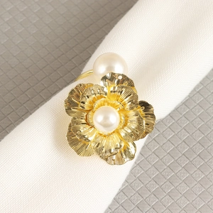 Rond de serviette fleur dorée avec perles sur tissu blanc pour décoration de mariage