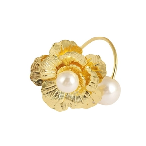 Rond de serviette fleur dorée avec doubles perles et métal brossé pour tables de mariage