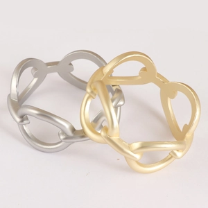 Matte goldene und silberne hohle Herz-Serviettenringe aus Metall für Tischdeko