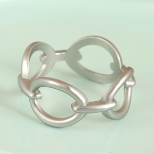 Moderner geometrischer Serviettenring mit mattem Silberfinish für edle Tischdekoration