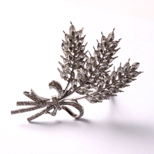 Detailed view of silver wheat ear napkin ring with sparkling crystals and a bow