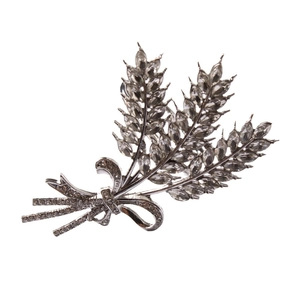 Sparkling crystal wheat ear napkin ring with silver bow for elegant table setting