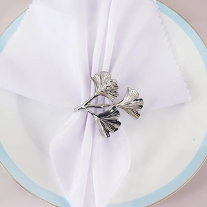 Rond de serviette en feuilles de ginkgo argentées pour décoration de table élégante