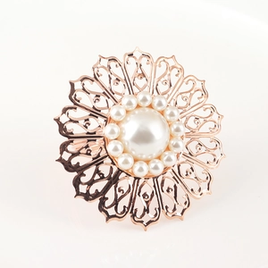 Elegant rose gold hollow flower napkin ring with large white pearl for wedding decor