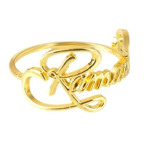 Elegante anello personalizzato in oro con scritta Kaman e finitura lucida a specchio