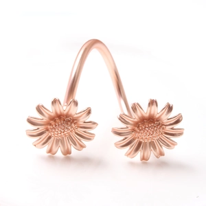 Rose gold daisy napkin ring with dual flower design for elegant table decorations