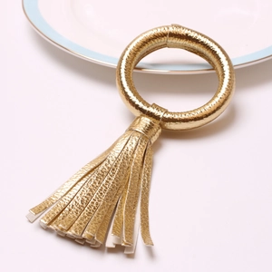 Elegante portatovagliolo in pelle PU dorata con nappa per decorazioni da tavola per matrimoni