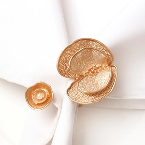 Rond de serviette pomme dorée en U avec texture mate et perle blanche élégante