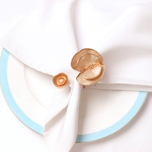 Rond de serviette fleur dorée avec perle pour décoration de table de mariage élégante