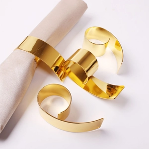 Eleganter goldener Serviettenring aus Metall in Spiralform für die Hotel-Tischdekoration