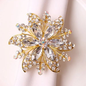 Sparkling crystal flower napkin ring in gold alloy for elegant wedding table settings