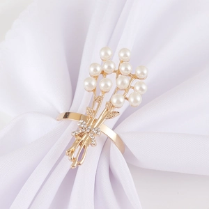 Rond de serviette doré fleur de perles et strass pour décoration de table mariage