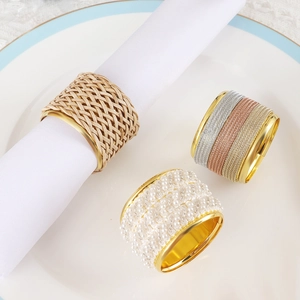 Elegante goldene Serviettenringe Set mit Perlen und Webmuster für Hochzeitsdekoration
