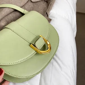 Nahaufnahme der mintgrünen Satteltasche mit goldener Hufeisenschnalle und Nähten