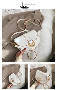 Detailansicht weiße Halbmond-Satteltasche mit goldener Metallschnalle und brauner Kante