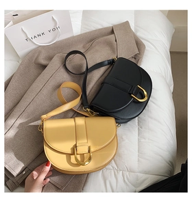 Details von Vintage-Satteltaschen in Schwarz und Gelb mit goldenen Trensen-Schnallen