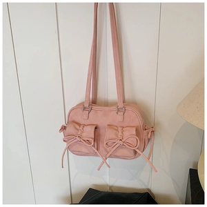 Sac bandoulière rose mat en similicuir avec poches à nœuds et détails de cordon