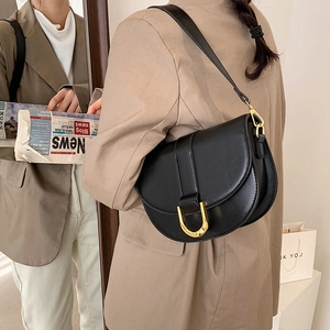 Minimalistische schwarze Satteltasche aus mattem Leder mit goldener U-förmiger Schnalle