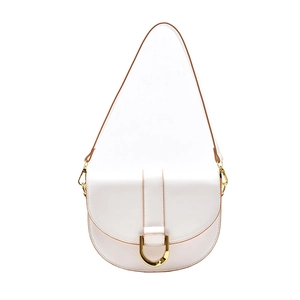 Weiße minimalistische Satteltasche mit goldener D-Schnalle und braunen Kanten auf weißem Grund