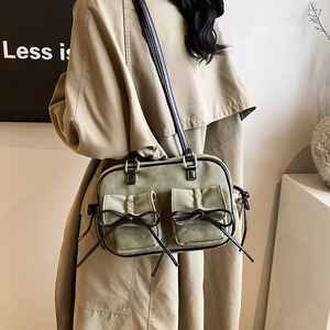 Sac à épaule vintage en daim vert avec lanières en cuir brun et nœuds décoratifs