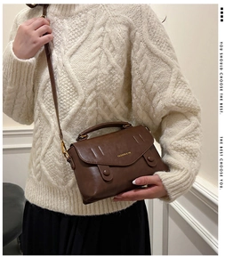 Detailansicht der braunen Vintage-Leder-Umhängetasche mit goldener Schnalle und Griff