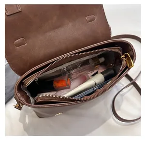 Innenansicht der braunen Ledertasche mit viel Platz für Handy und Kosmetika