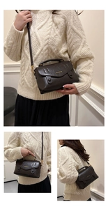 Detailansicht der braunen Vintage PU-Leder Handtasche mit drei Fächern für Damen