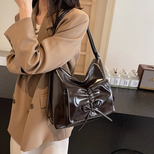 Grand sac hobo marron rétro en cuir verni brillant avec détail de nœud élégant