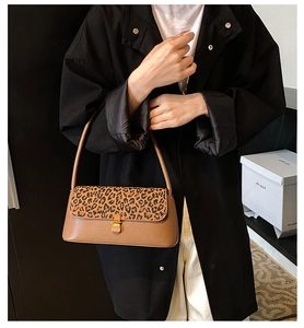 Gros plan du sac porté épaule léopard avec fermoir doré et cuir marron élégant