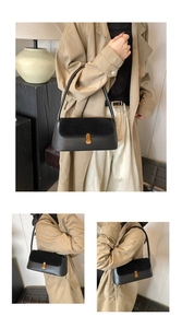 Détail du sac baguette noir avec rabat en daim et boucle dorée de style vintage