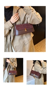 Gros plan du sac baguette marron vintage avec patchwork en daim et boucle en métal doré