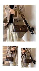 Détail du sac baguette vintage avec rabat léopard et boucle en métal doré chic