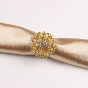 Servilletero dorado con flores de mandala y cristales sobre seda de color dorado