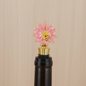 Detailansicht Weinstopfen mit rosa Gänseblümchen, goldener Biene und Silikonring