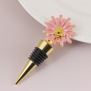 Detailansicht von rosa Emaille-Gänseblümchen und goldener Biene auf Weinflaschenverschluss