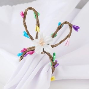 Servilletero de Pascua hecho a mano con bayas de colores y detalle de flor blanca