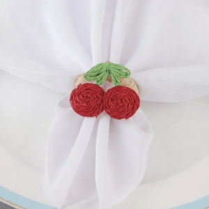 Servilletero artesanal de rafia con cerezas rojas para decoración elegante de mesa