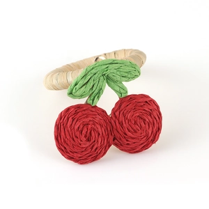 Servilleteros de rafia hechos a mano con cerezas rojas y hojas verdes naturales