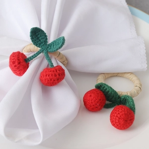 Ronds de Serviette Cerise Crochetés Main Design de Fruit Rouge Rustique Avec Base en Paille Tissée pour Mariage Banquet Décoration de Table
