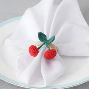 Ronds de serviette cerises faits main au crochet avec fruits rouges et feuilles sur paille